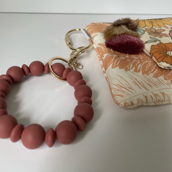 Rifle Co. Retro Flower Clutch with Bangle Wristlet & Wallet Set - Picture 14 of 16